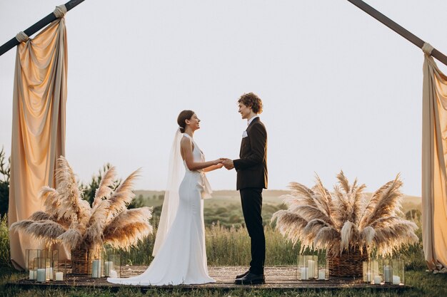 Les mariés lors de leur cérémonie de mariage