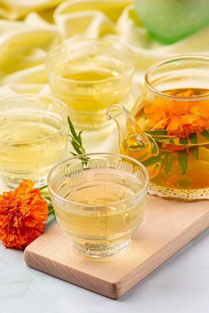 Marigold, citron, concept de traitement de tisane au miel.