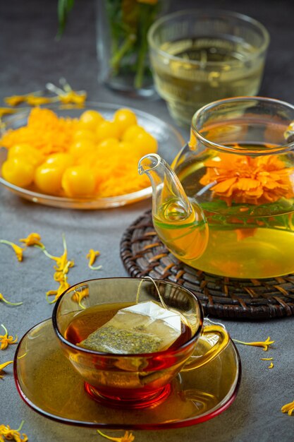 Marigold, citron, concept de traitement de tisane au miel.