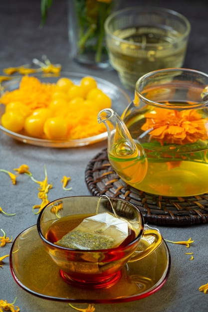 Marigold, citron, concept de traitement de tisane au miel.