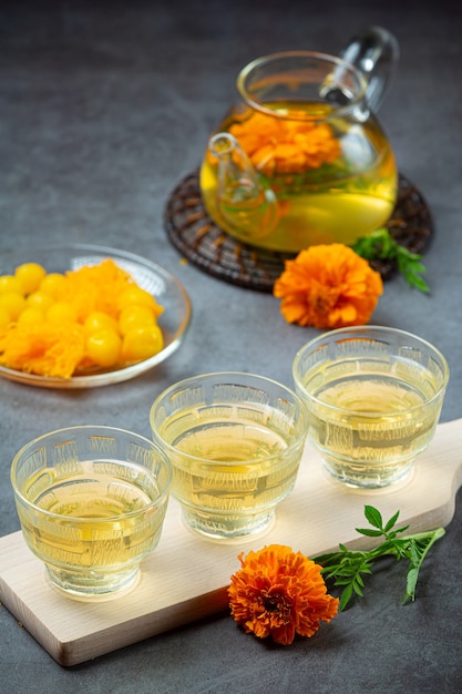 Marigold, citron, concept de traitement de tisane au miel.