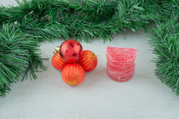 Marmelade de sucre rouge avec des boules de Noël rouges sur fond de marbre. Photo de haute qualité