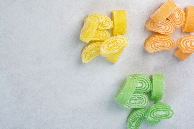 Marmelade sucrée colorée sur fond blanc. Photo de haute qualité