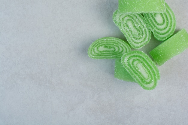 Marmelade sucrée verte sur fond blanc. Photo de haute qualité