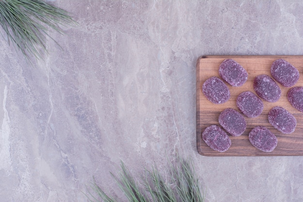 Marmelades de prunes sur plateau en bois sur marbre.