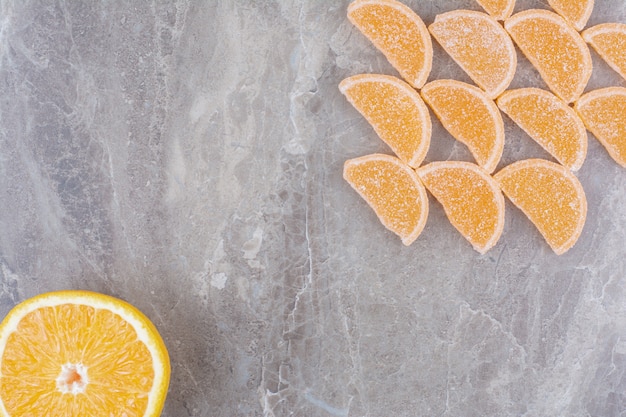 Photo gratuite marmelades sucrées orange sur fond de marbre