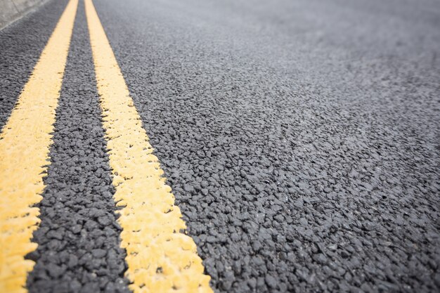 marquage sur la surface de la route route jaune