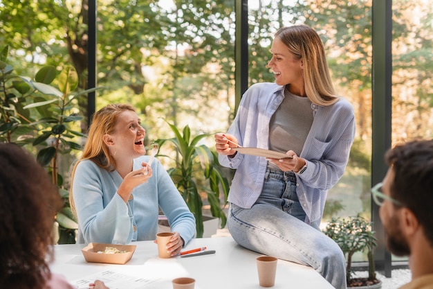 Photo gratuite marque technologique travaillant sur des objectifs de durabilité