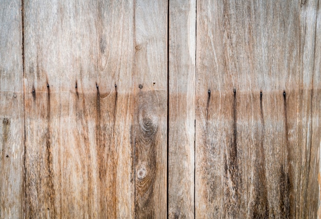 Les marques de trous de clous sur une planche de bois