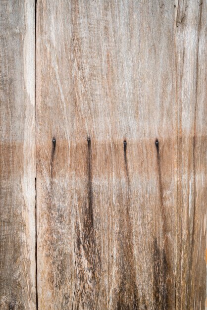 Les marques de trous de clous sur une planche de bois