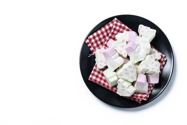 Photo gratuite marshmallow de noël avec arbre de noël et forme de bonhomme de neige isolé sur fond blanc