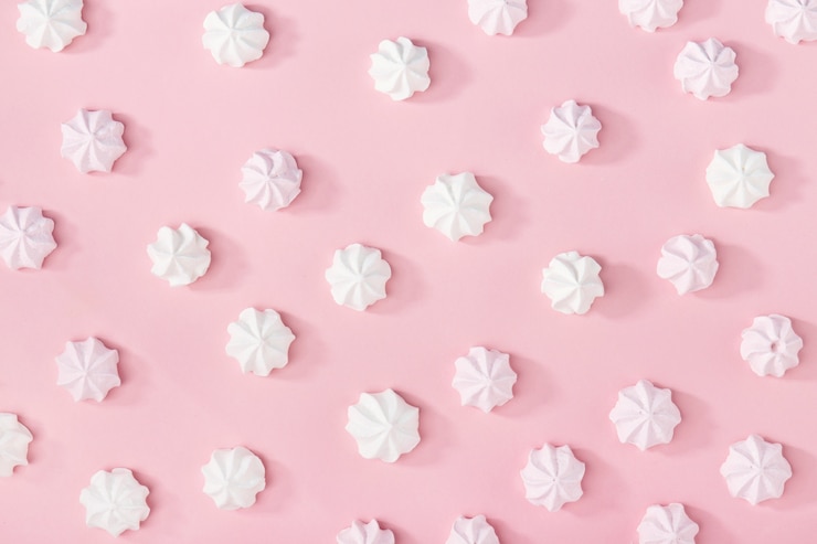 Photo gratuit marshmallows blancs sur le rose