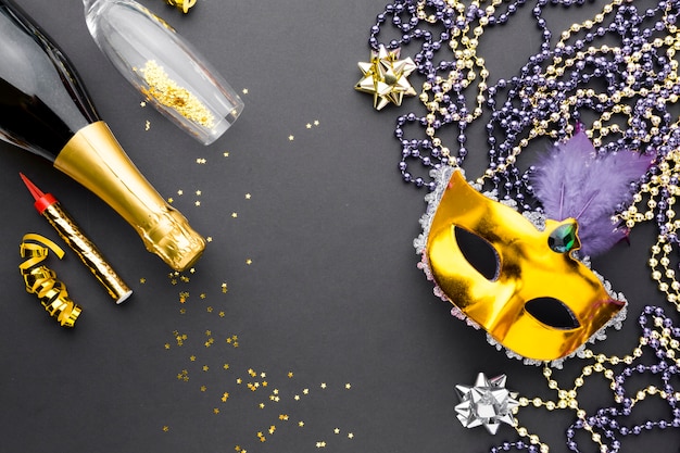Photo gratuite masque de carnaval avec champagne et bijoux