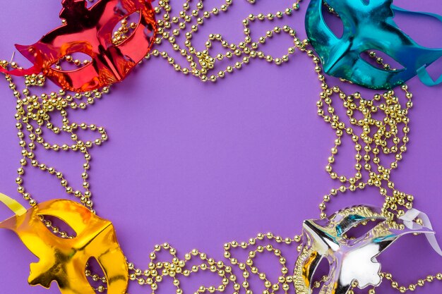 Masque de carnaval coloré avec des bijoux