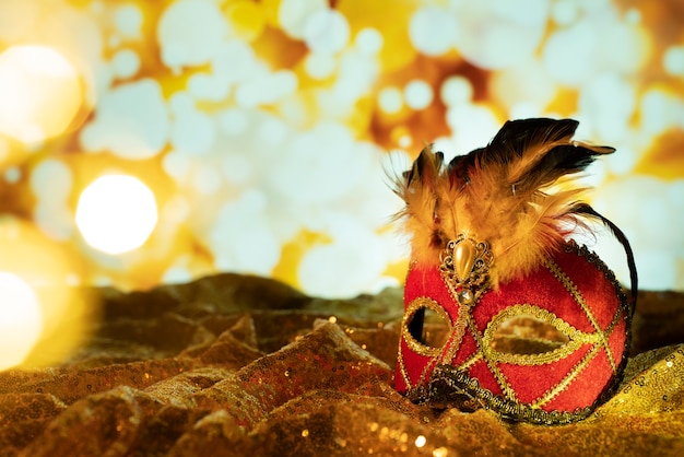 Photo gratuite masque de carnaval devant des lumières brouillées