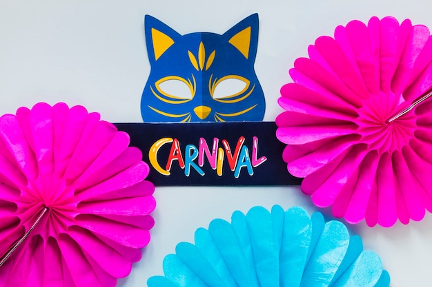 Masque de carnaval félin avec éventails en papier