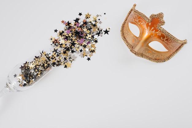 Masque de carnaval avec des paillettes dispersées dans du verre