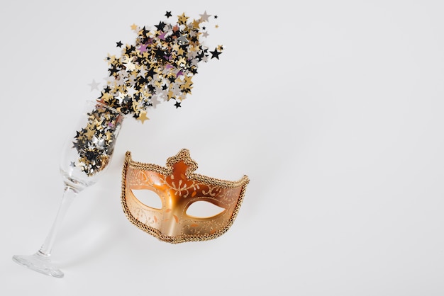 Masque de carnaval avec petites paillettes dispersées dans du verre