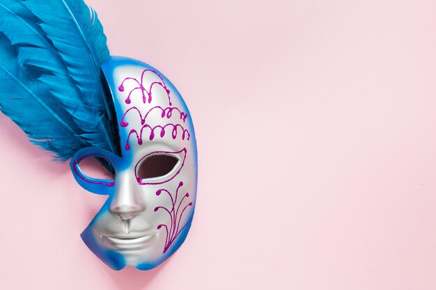 Masque de carnaval avec plumes et espace copie