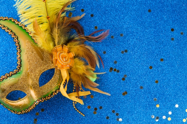 Masque de carnaval avec des plumes