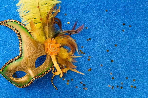 Photo gratuite masque de carnaval avec des plumes