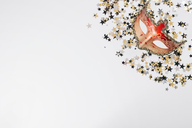 Masque de carnaval rouge avec des paillettes sur la table