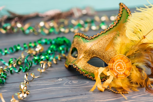 Masque de carnaval sur table en bois