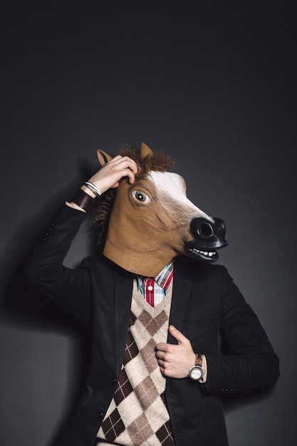 Photo gratuite masque de cheval homme en studio