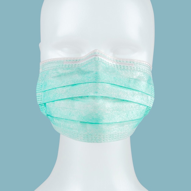 Masque chirurgical jetable vert sur mannequin