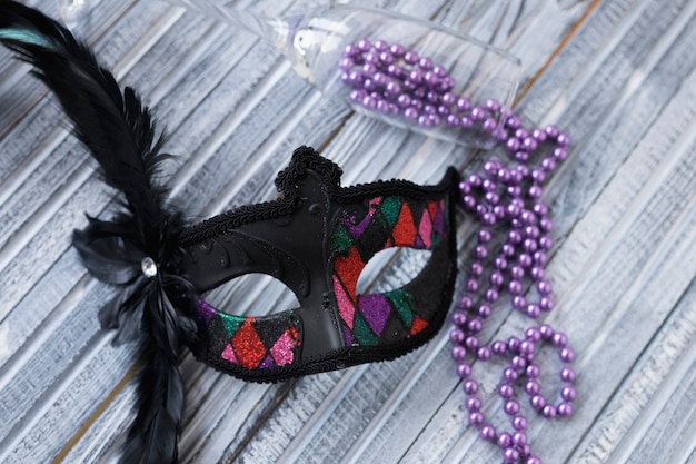 Photo gratuite masque close-up avec plume et perles