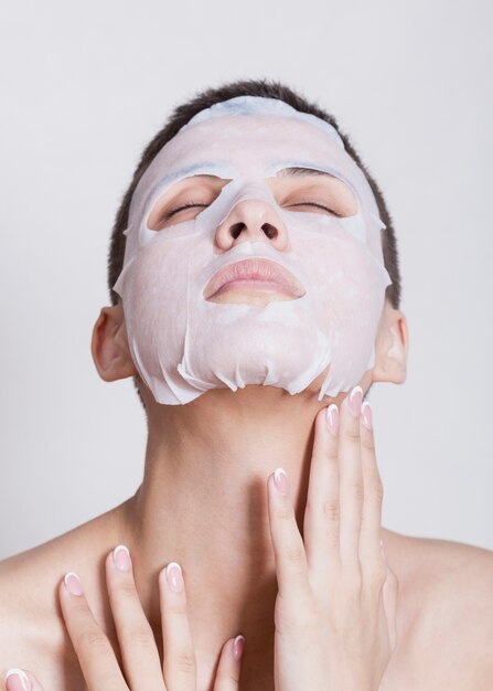 Masque hydratant sur belle femme