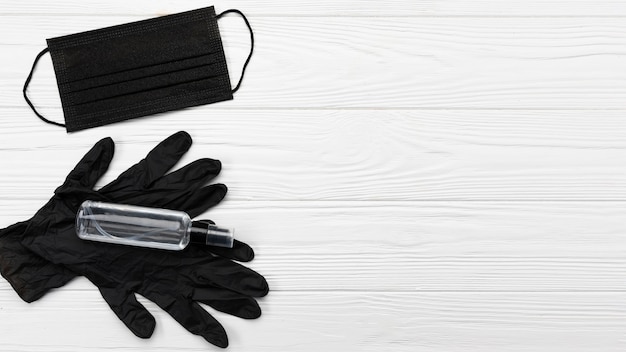 Masque médical noir à plat et gants avec espace copie