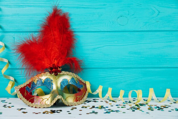 Masque de plume de carnaval mascarade avec streamer jaune et confettis