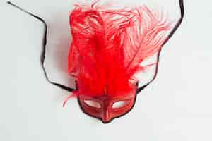 Photo gratuite masque rouge avec des plumes