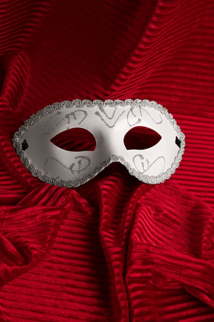 Photo gratuite masque de théâtre sur rideau rouge