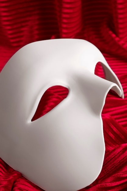 Photo gratuite masque de théâtre sur rideau rouge