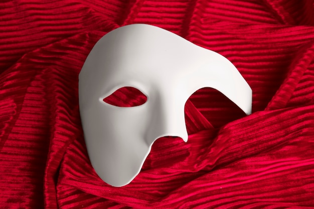 Photo gratuite masque de théâtre sur rideau rouge