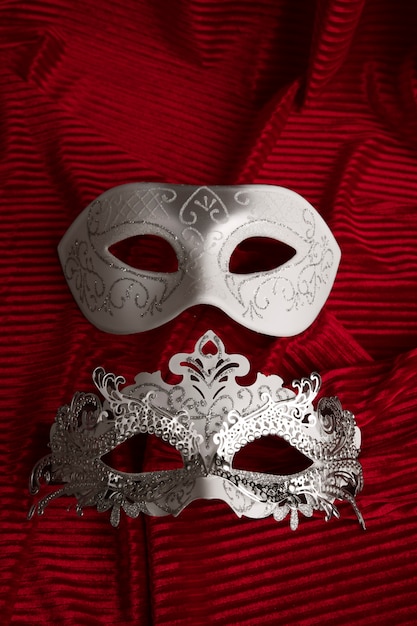 Masque de théâtre sur rideau rouge