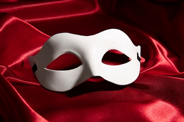 Photo gratuite masque de théâtre sur rideau rouge