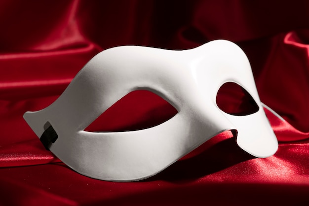 Photo gratuite masque de théâtre sur rideau rouge