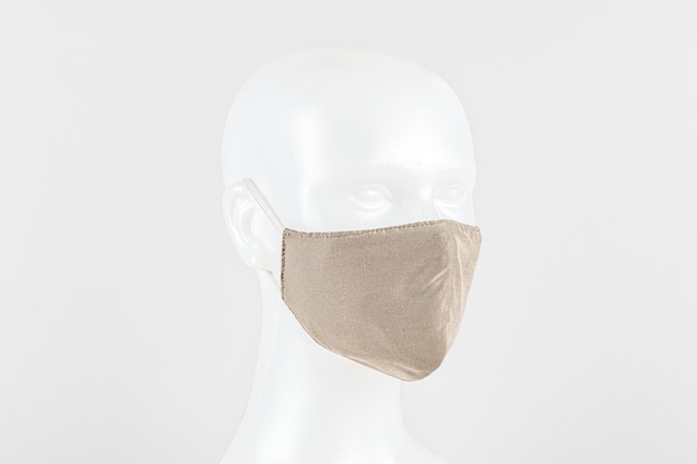 Photo gratuite masque en tissu beige sur une tête factice