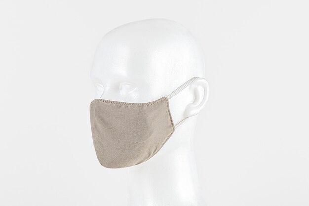Masque en tissu beige sur une tête factice