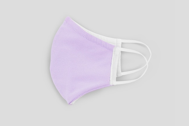 Masque en tissu violet pastel sur fond gris