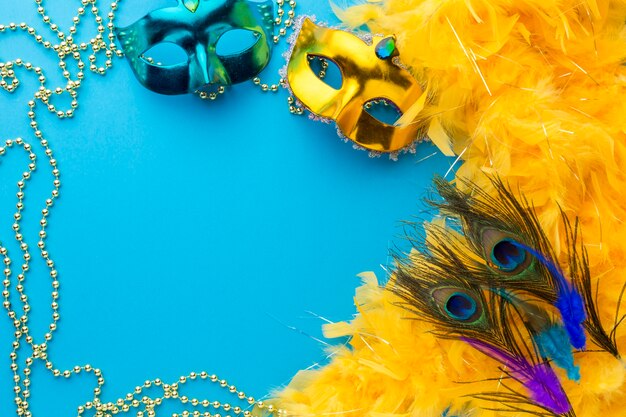 Masques de carnaval colorés avec espace copie