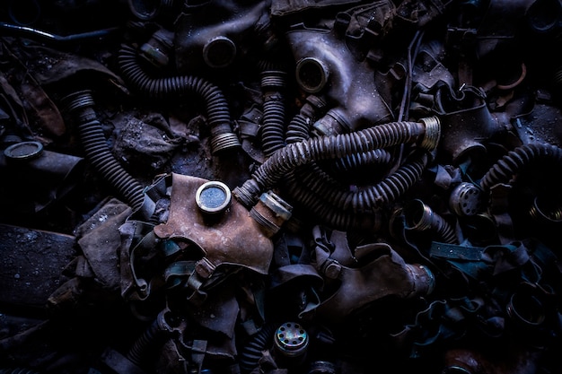 Masques à gaz dans une école abandonnée à Tchernobyl Pripyat, Ukraine (ex-URSS).