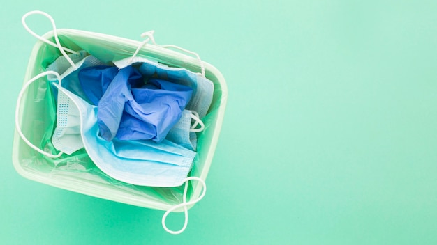 Photo gratuite masques médicaux de déchets dangereux pour la nature