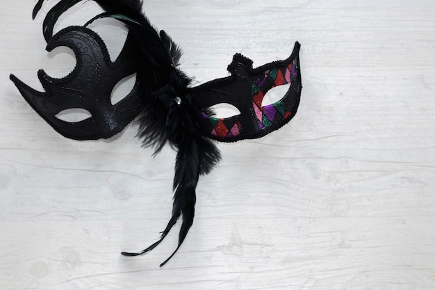 Photo gratuite masques noirs sur blanc