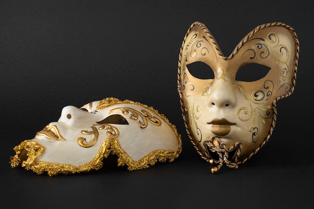 Photo gratuite masques de théâtre avec fond sombre nature morte