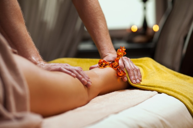 Massage anti-cellulite dans un spa de luxe