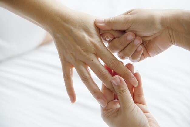 Massage au spa sur un lit blanc et propre